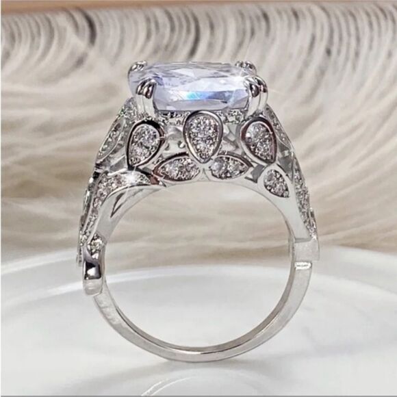 Diamond Cubic Zirconia Exquisite Design Luxury Silver Plated Bridal Ring Gift